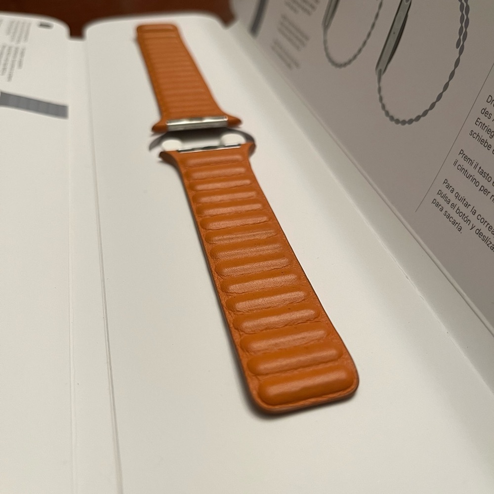 Apple Leather Link - S/M - Golden Brown